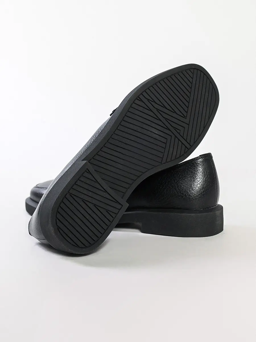 Лоферы черного цвета на низком каблуке